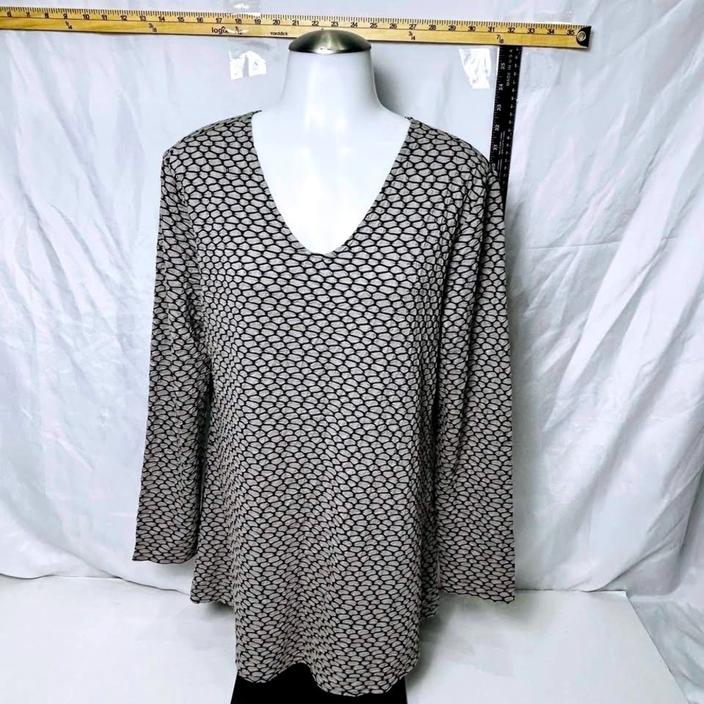 Habitat Clothes to Live In ~ Medium ~ Black/Grey Honeycomb Textured V-Neck Tunic